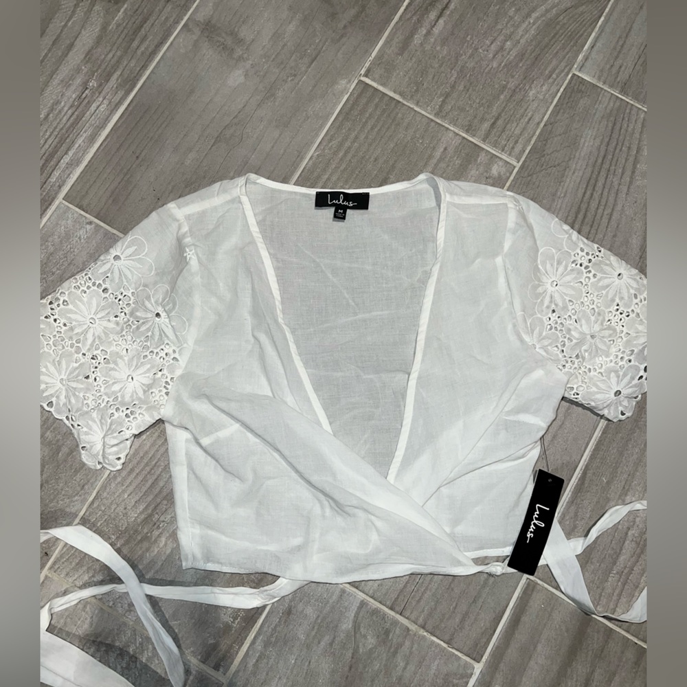 Lulus white crop top with detailed floral sleeves and tie around the waist NWT